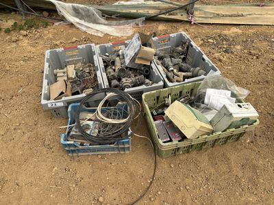de nombreuses boîtes contenant des objets divers, posées par terre