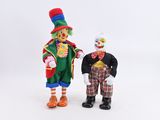 deux figurines de clowns debout l'une à côté de l'autre sur une surface blanche