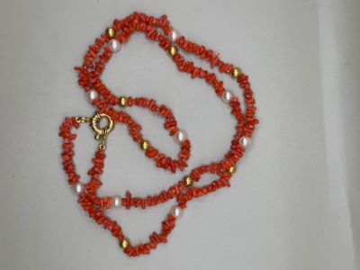 collier composé de perles de corail et de perles de culture, avec un fermoir plaqué or