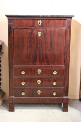 une commode en bois avec des ferrures en laiton sur les tiroirs