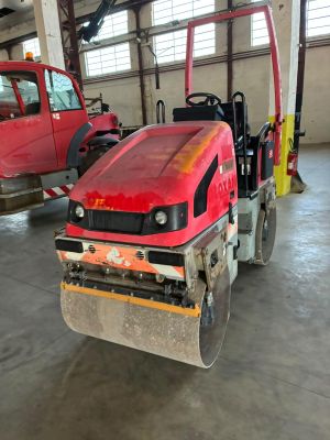 une petite voiture rouge garée dans un garage