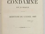 un livre ouvert avec un titre en noir et blanc