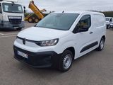 la photo d'une camionnette blanche garée sur un parking