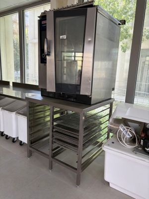 une cuisine avec beaucoup de nourriture sur le plan de travail