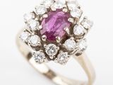 Gros plan sur une bague sertie de saphirs roses et de diamants