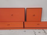 deux boîtes orange posées sur une table