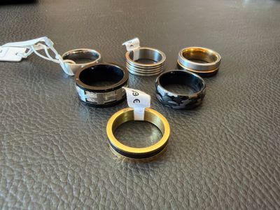 quatre bagues posées sur une table
