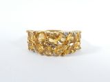 bague en or jaune sertie de diamants sur fond blanc