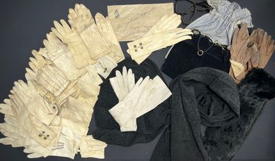 Plusieurs paires de gants, des gants et encore des gants sont disposés sur une table