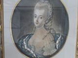 portrait encadré d'une dame en robe bleue