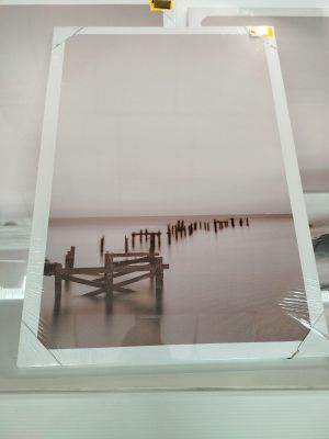 une photo d'une photo d'un quai dans l'eau