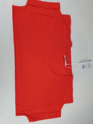 La chemise est rouge et porte une étiquette blanche.