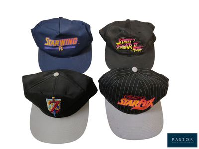 trois casquettes différentes, ornées de logos différents, sur fond blanc