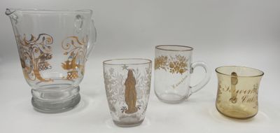 trois verres et un pichet posés sur une surface blanche