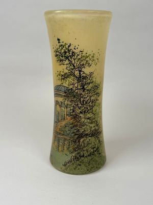 un vase sur lequel est représentée une maison