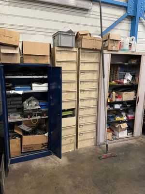 de nombreux cartons et boîtes sur les étagères du garage