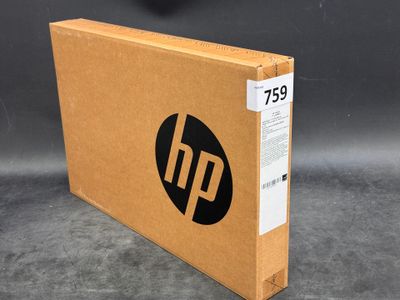 un gros plan d'une boîte marron sur laquelle figure un logo HP noir