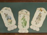 Trois photos encadrées représentant des femmes en tenue victorienne sont exposées dans un cadre en bois