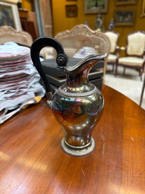 Verseuse en argent le corps pendu agrémenté d'une frise de raie de cœu