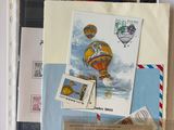 une photo montrant une collection de timbres et d'enveloppes posés sur une table