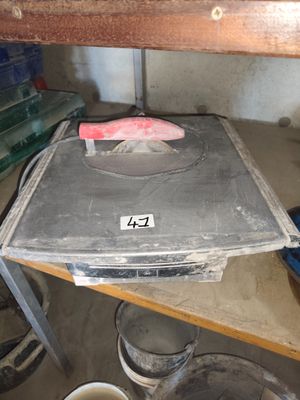 une casserole en métal avec une poignée rose, posée sur une étagère