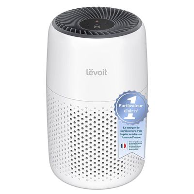 un purificateur d'air blanc posé sur une table blanche