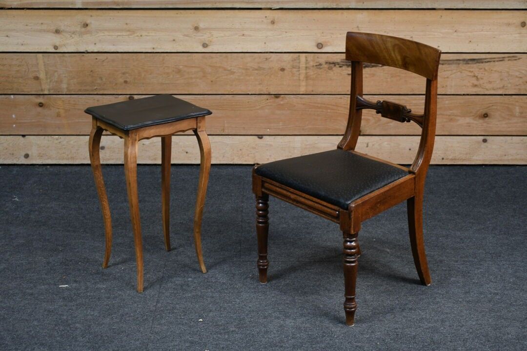 Réunion d'une chaise à dossier bandeau en acajou à assise ga…