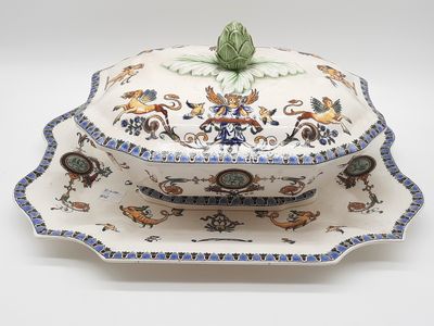 une image représentant un plat « tureeny » surmonté d'une feuille verte