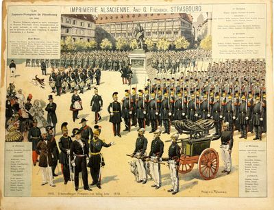 une vieille photo d'un défilé militaire avec une calèche