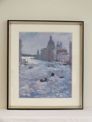 une photo d'un tableau accroché au mur au-dessus d'une étagère