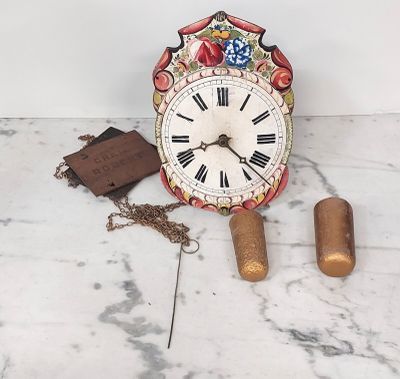 une horloge posée par terre à côté d'un bouchon en liège