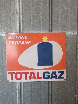 a sign that says total gas on the side of a building
