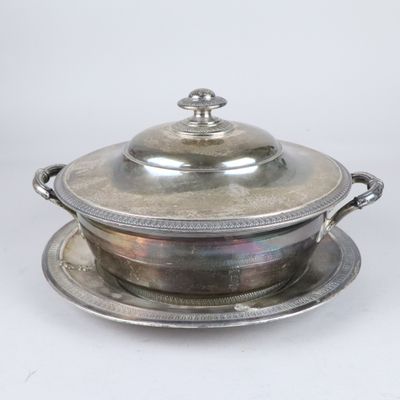 un plat ancien en argent, muni d'un couvercle et d'une soucoupe posée dessus