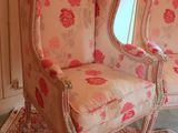 two chairs that are sitting on a rug in a room