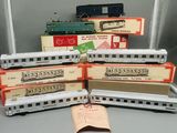 cinq wagons et une boîte remplie de cartons posée sur une table