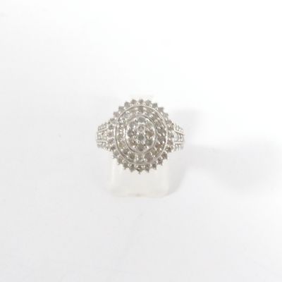 gros plan d'une bague en diamant sur une surface blanche