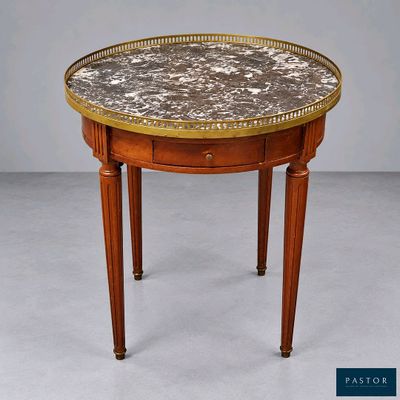 une image représentant une table avec un plateau en marbre et des pieds en bois
