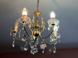 un lustre suspendu au plafond d'une pièce
