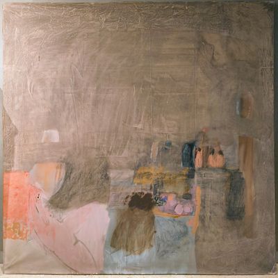 un tableau représentant une femme assise sur un canapé dans un salon