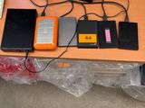 un bureau sur lequel se trouvent un clavier, une souris et d'autres appareils électroniques