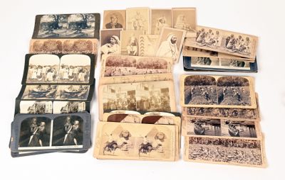 beaucoup de vieilles photos sur la table ensemble
