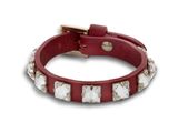 bracelet en cuir rouge orné de pierres blanches sur fond blanc