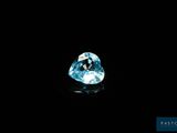 un diamant bleu sur fond noir