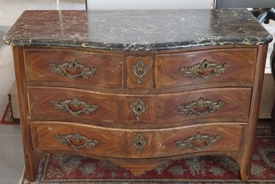 Commode dite "à la Régence" galbée en placage de bois de vio…