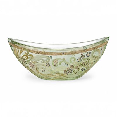 un saladier en verre orné d'un motif floral