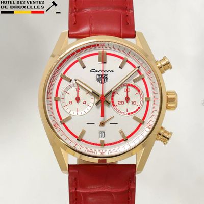une image montrant un gros plan d'une montre-bracelet avec un bracelet rouge