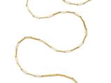 un collier à chaîne en or orné de perles blanches et muni d'un fermoir en or