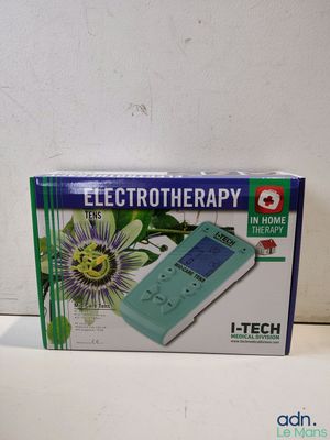 un appareil électronique posé sur une table, à côté d'une boîte