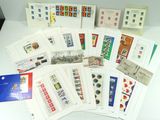 plusieurs types de timbres différents sur une table
