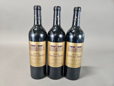 trois bouteilles de vin posées l'une à côté de l'autre sur une table
